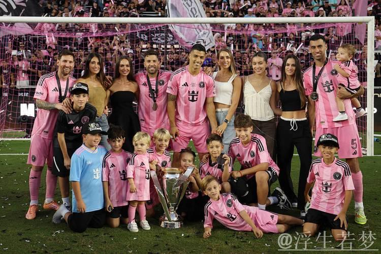 泪目!梅西用总冠军送别2好友+采访动情致敬 4家人携奖杯温馨合影 泪目!梅西用总冠军送别2好友+采访动情致敬 4家人携奖杯温馨合影