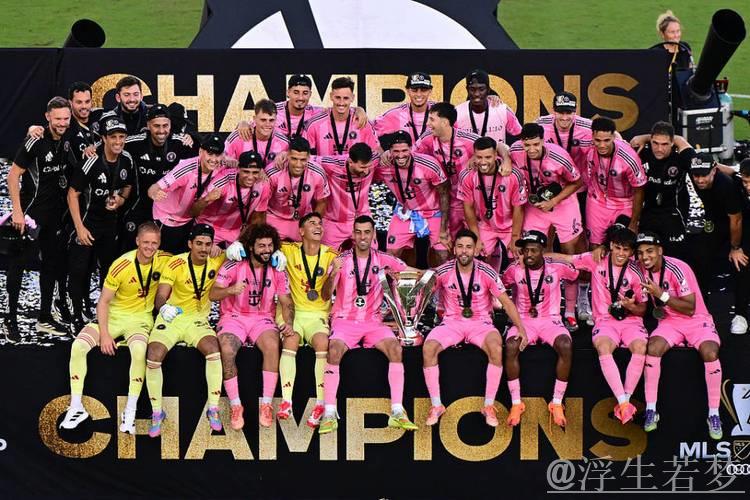 泪目!梅西用总冠军送别2好友+采访动情致敬 4家人携奖杯温馨合影 泪目!梅西用总冠军送别2好友+采访动情致敬 4家人携奖杯温馨合影